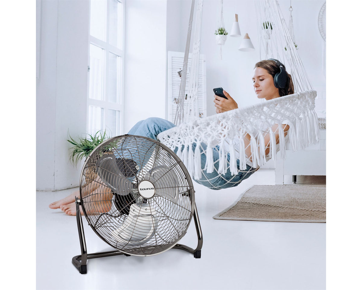 Taurus Ventilador Turbina 45cm black chrome floor fan placed in a modern open plan room