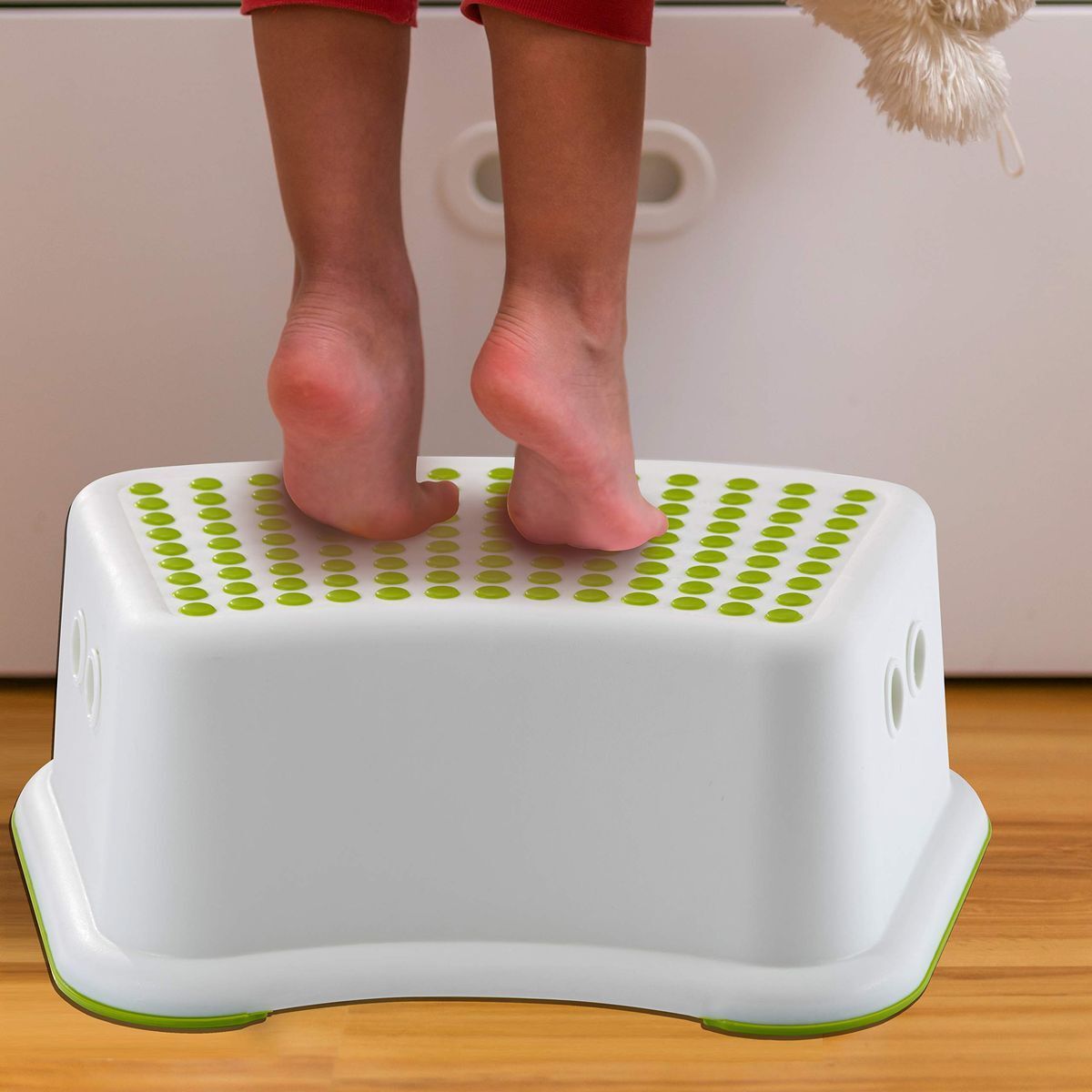 Kids-Up & Toddlers Sturdy 1-Step Stool - For Bathroom, Kitchen & Potty Training

Support your little one's independence with the Kids-Up Sturdy 1-Step Stool, specially designed for toddlers and young children. Whether they're learning to use the potty,& reach the sink, or help out in the kitchen, this safe and durable step stool gives them the confidence to do it all on their own.