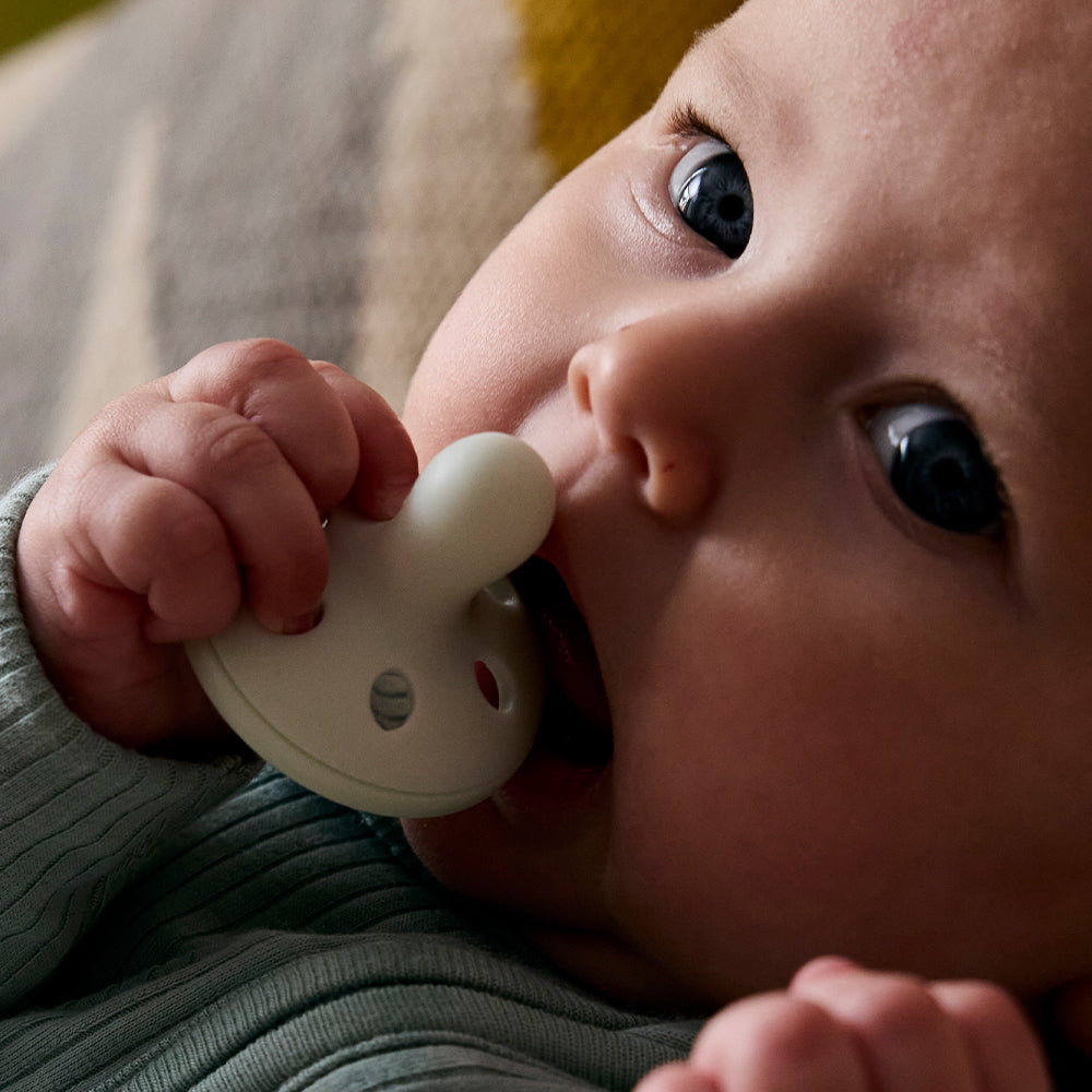 Tommee Tippee Breastlike Soother 0-6 months 2 Pack

Soft to touch and barely-there, this soother looks and feels like a breast. With a familiar shape and skin-like feel, it’s made to support your feeding journey, and specially designed to help reduce nipple confusion with continuous comfort and a natural latch.