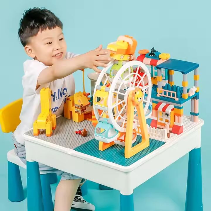 Infographic displaying L43 x W33 x H42 cm table and 22 cm chair dimensions for Kids-Up set