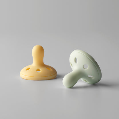 Official retail box packaging for Tommee Tippee Breastlike Soother 0-6M 2 pack