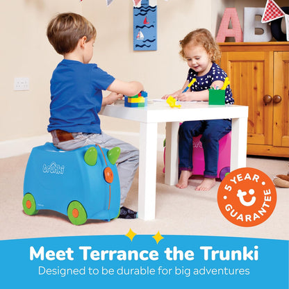 Close-up view of finger-safe soft rubber lining on Trunki blue ride-on luggage